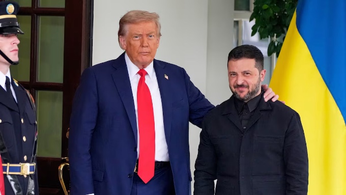 Trump aseguró que Putin tiene más ganas de negociar la paz que Zelenski y volvió a criticar a Kiev.