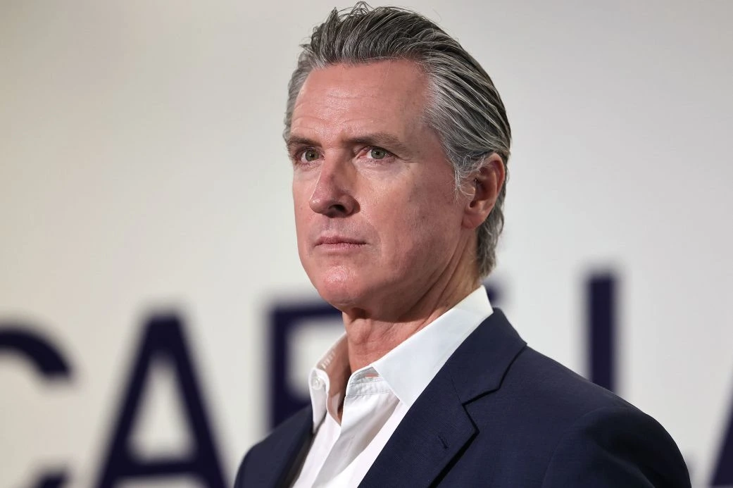 El gobernador comunista de California, Gavin Newsom, impulsa un proyecto para cobrar impuestos a los buques mientras se encuentran amarrados en los puertos estatales