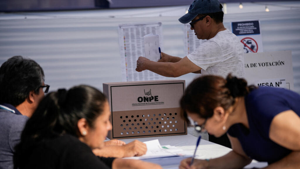 La justicia electoral de Perú extendió el horario de votación hasta el lunes 13 de abril a las 6 de la tarde