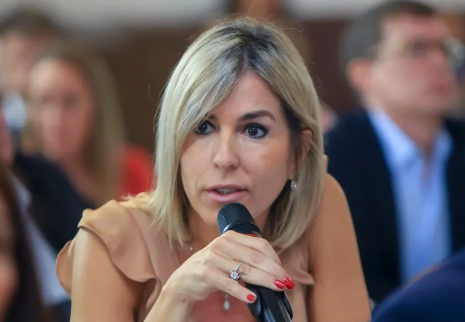 Omar Ludueña ejerce funciones legislativas como asesor de la parlamentaria provincial Alejandra Ferrero