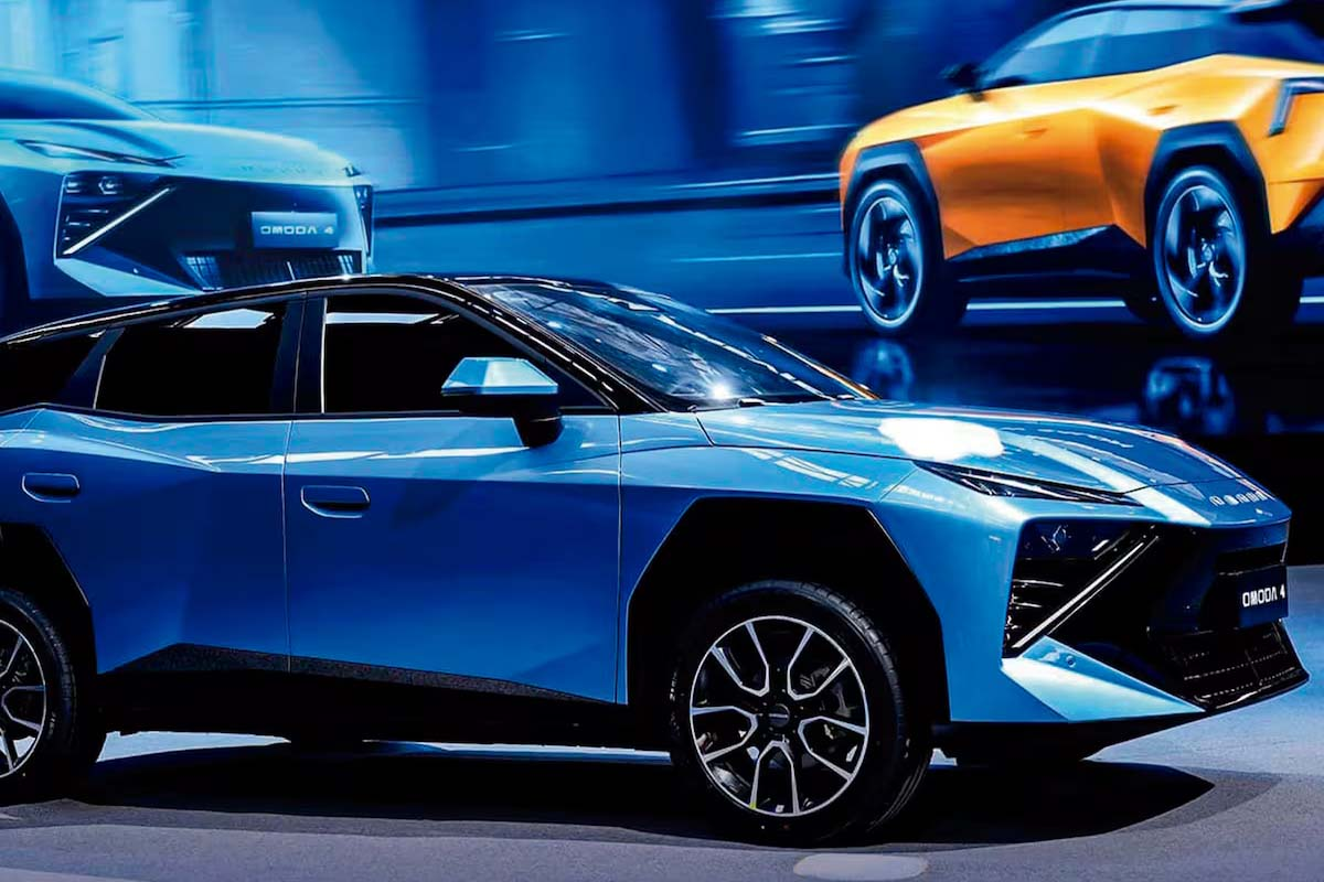 Diseño exterior: líneas angulosas y estética “Cyber Mecha”