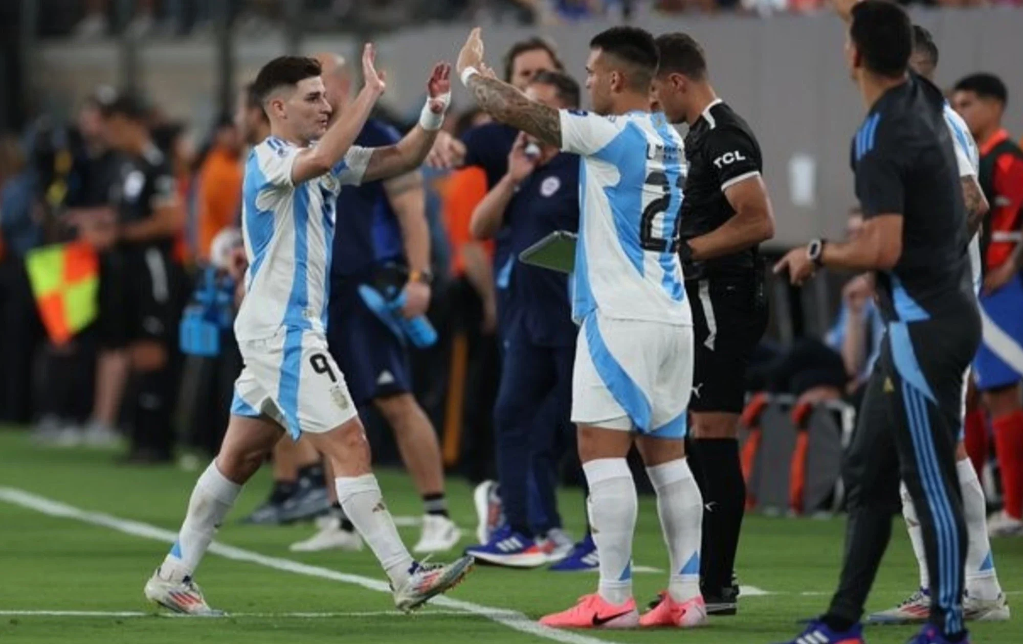 Julián Álvarez destaca la competencia interna que tiene con Lautaro Martínez