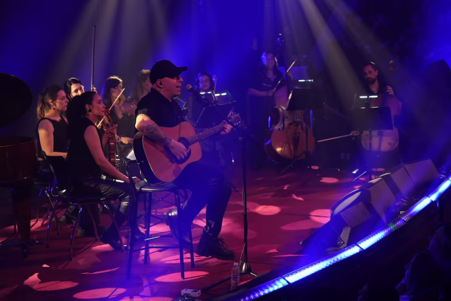 Al finalizar la ceremonia, el guitarrista montó un show acústico.