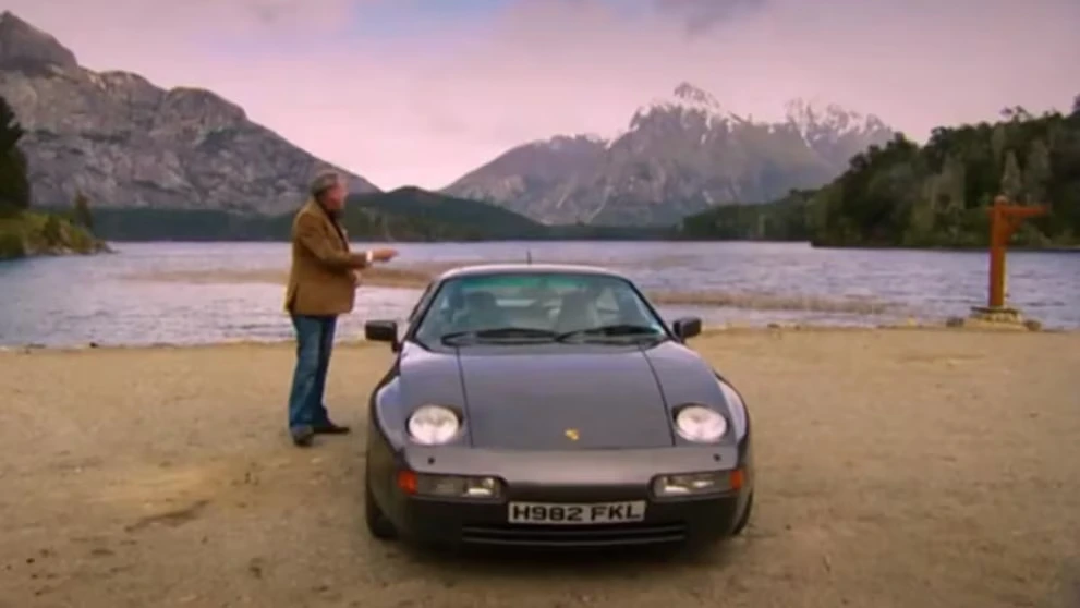 Clarkson en Tierra del Fuego con un Porche con la patente referenciando la Guerra de Malvinas