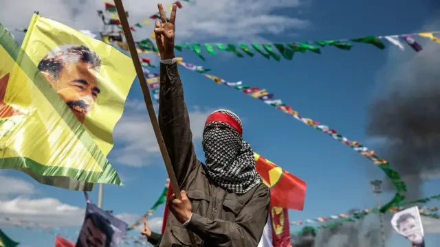 El parlamento turco aprobó una ley que permite la reintegración de los ex-guerrilleros del Partido de los Trabajadores de Kurdistán y facilita la disolución del PKK