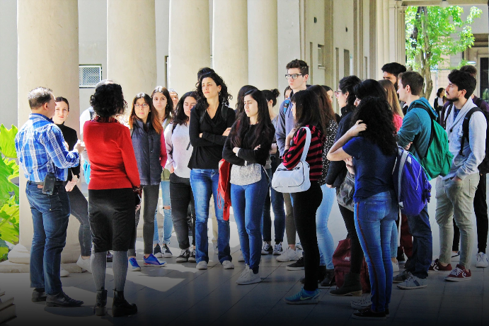 El Gobierno cruzó a la UBA: el 40% de los estudiantes de Medicina son extranjeros y no pagan arancel