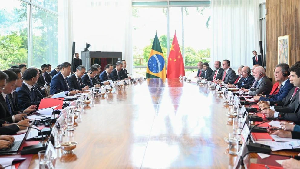 Comitiva brasileña y china.