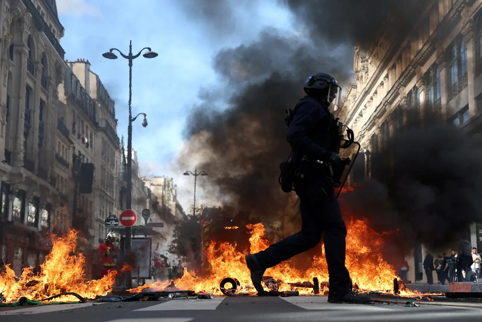 Varias ciudades de Francia, incluyendo París, decretaron toques de queda en medio de los salvajes disturbios provocados por la izquierda e inmigrantes ilegales