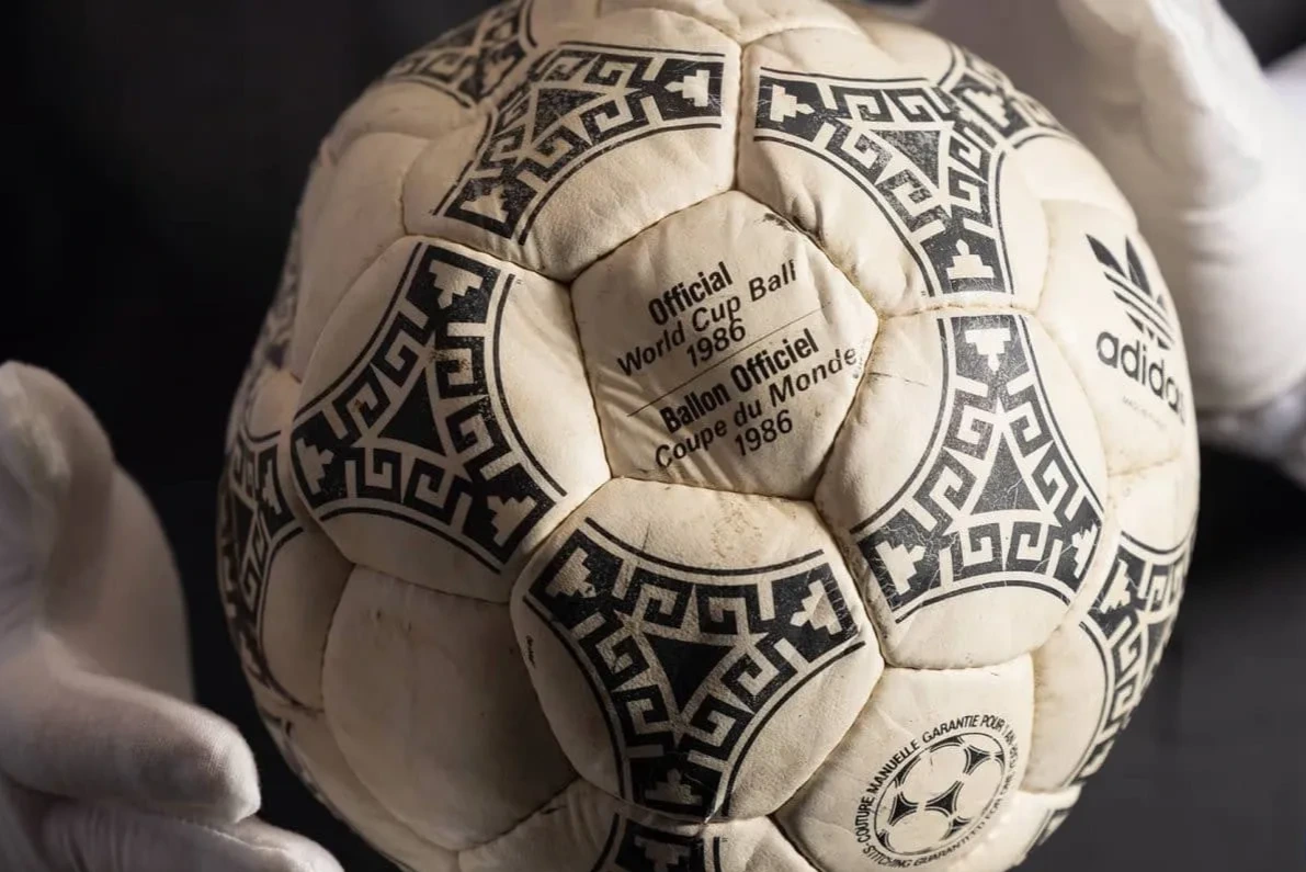 La pelota que Maradona usó para marcar el mejor gol de la historia de los mundiales se vendió por una cifra millonaria