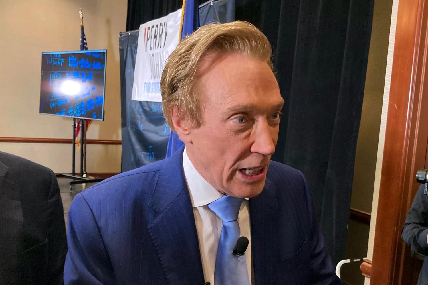 James derrotó al candidato republicano Perry Johnson, quien gastó una buena parte de su fortuna para la fallida campaña