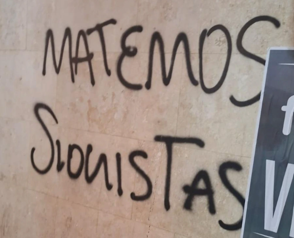 Pintadas nazis realizadas durante la marcha de mujeres en Córdoba