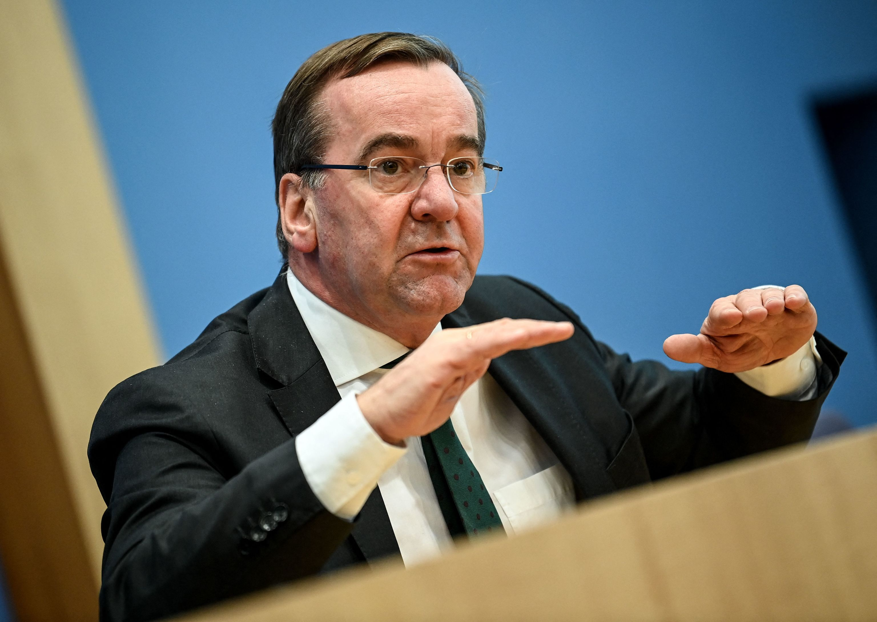 El ministro de Defensa de Alemania advirtió que podría llegar a ser necesaria la reinstauración del servicio militar obligatorio