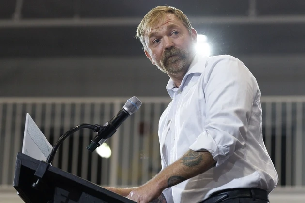 Webb se ha postulado para reemplazar la vacante que ocupaba como candidato, el demócrata acusado por violación Graham Planter