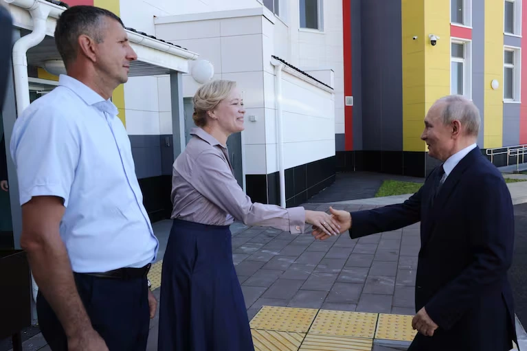 Vladimir Putin visitó la isla de Iturup y desató una fuerte protesta del gobierno japonés que reclama las islas