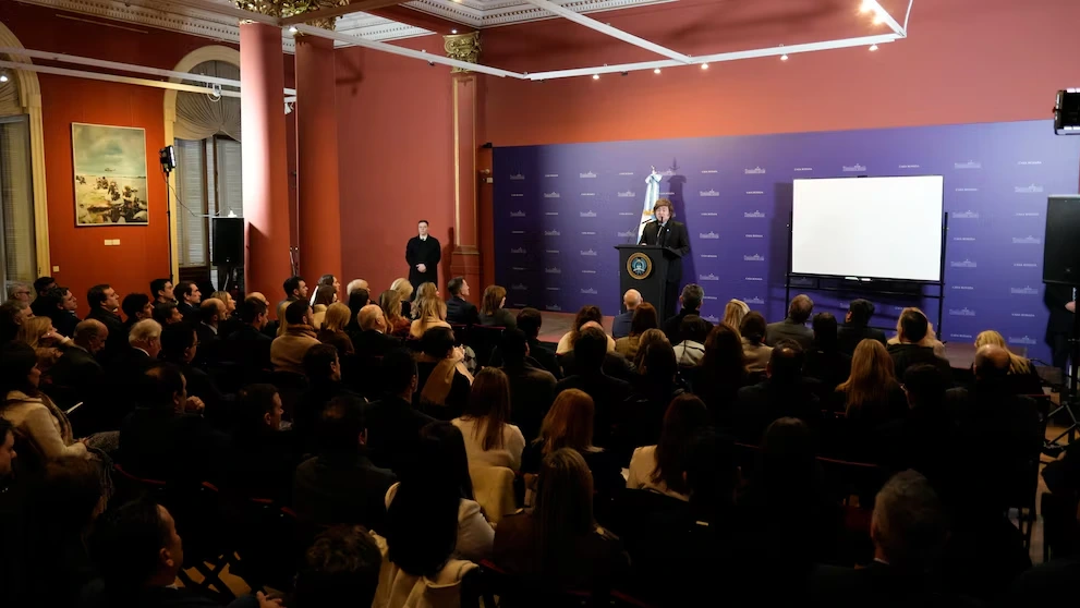 El presidente Javier Milei reunido junto a sus legisladores.
