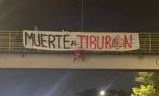 La bandera con mensaje dedicado a los hinchas de Junior