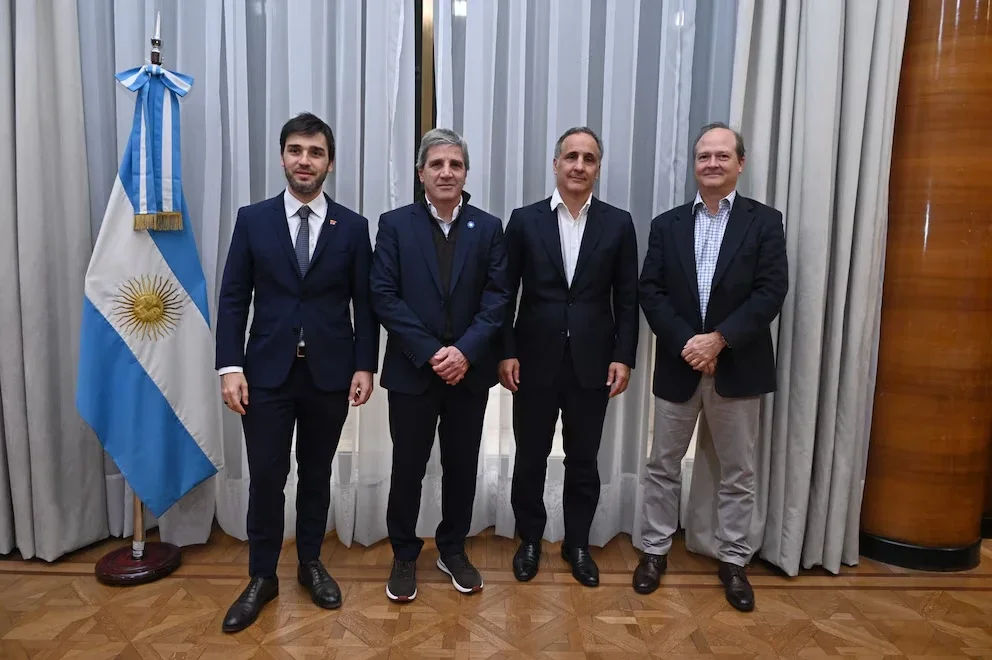 Luis Caputo and Ignacio Torres meeting with the company's executives.