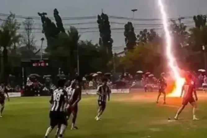 Sin palabras: un futbolista murió tras ser alcanzado por un rayo durante un partido en Tailandia