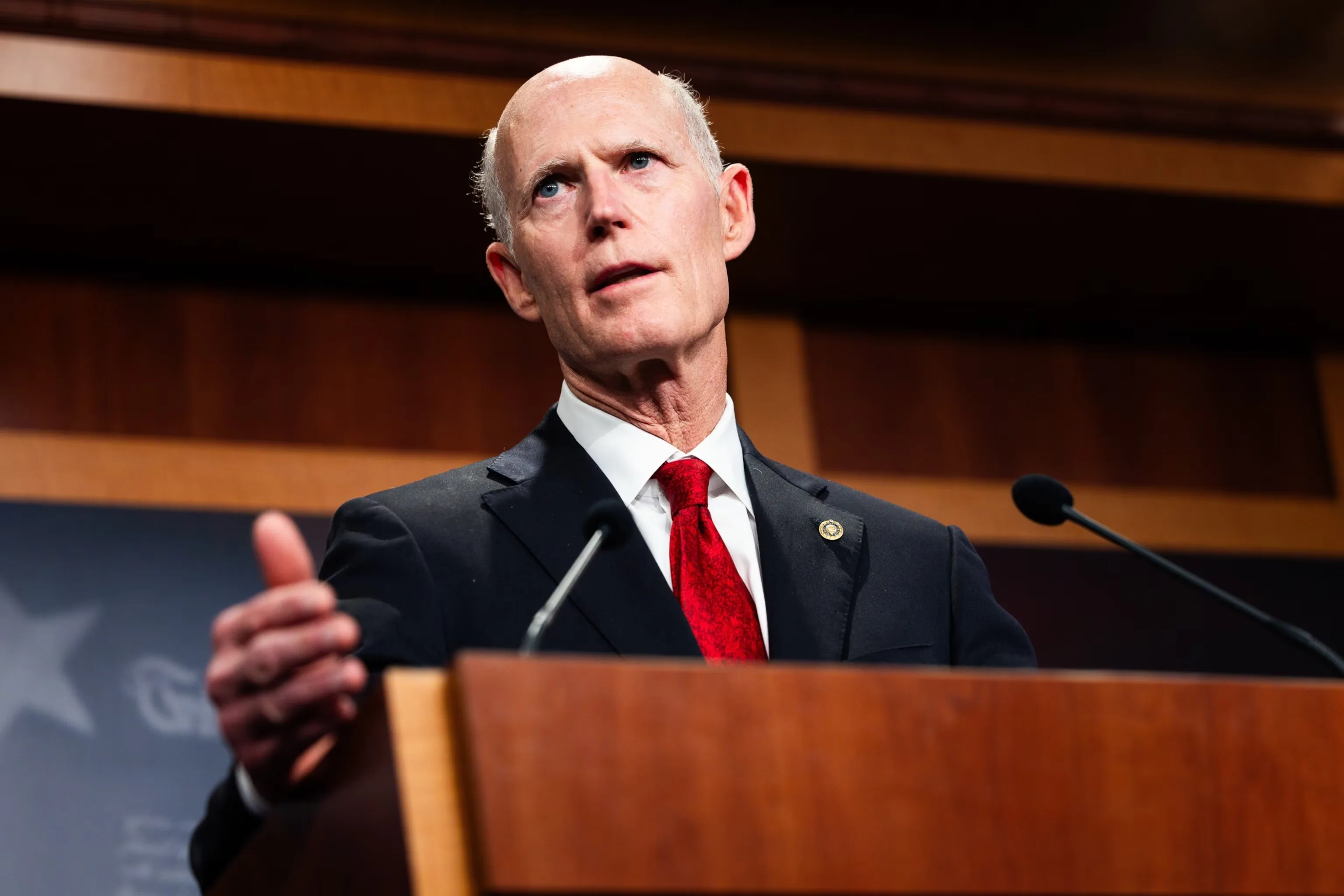 Un grupo de senadores republicanos, encabezados por Rick Scott de Florida, también se oponen a que los legisladores abandonen las sesiones antes de aprobar la iniciativa