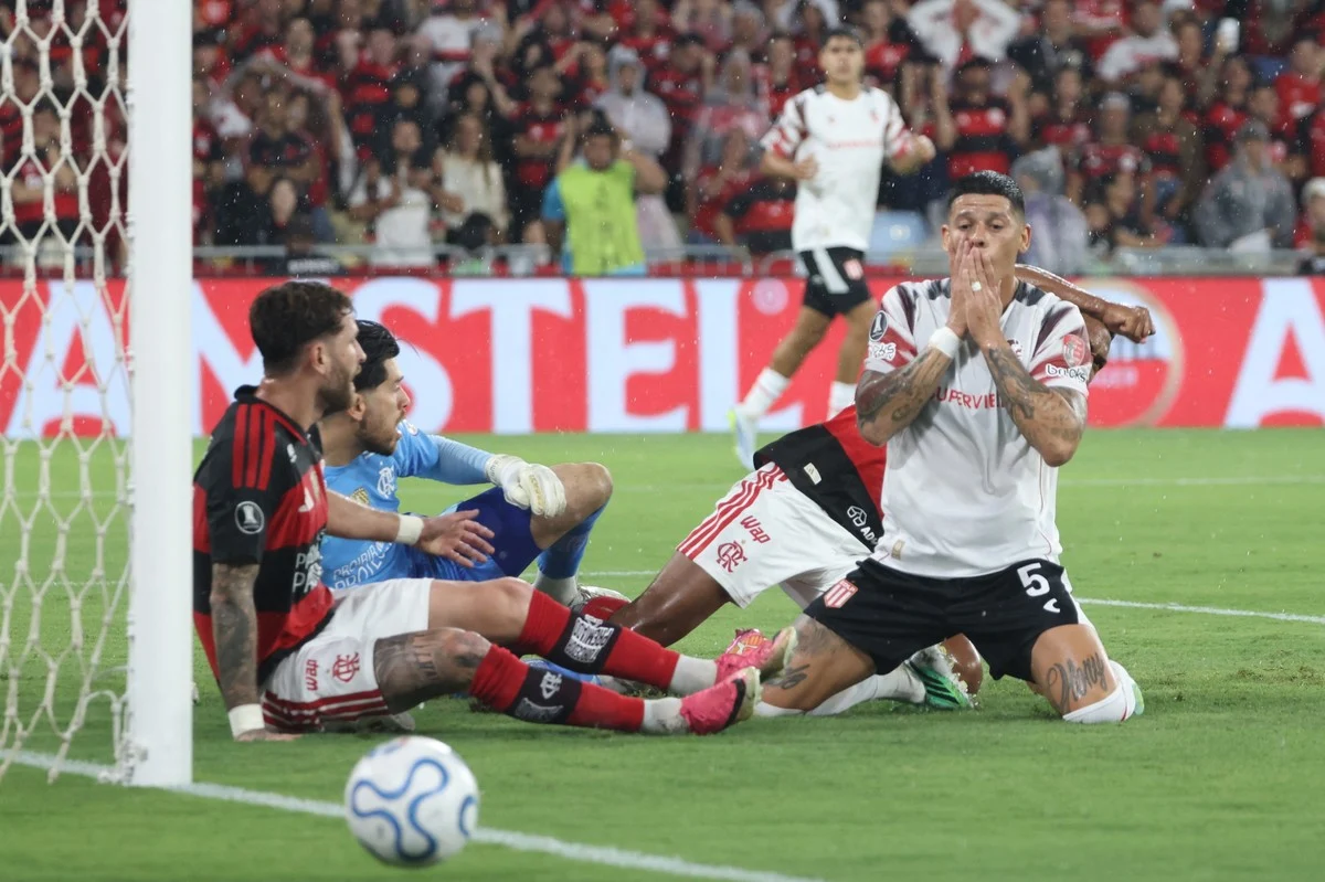 Marcos Rojo y una chance desperdiciada en el partido contra Flamengo