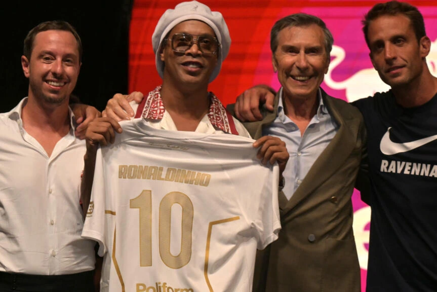Ronaldinho volvió del retiro y jugará en el Ravenna de Italia a los 46 años