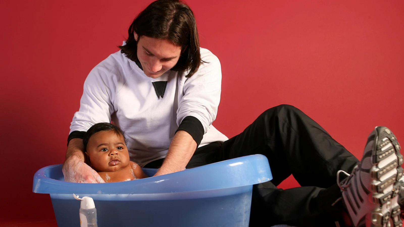 Messi bañando a Lamine Yamal para una campaña benéfica del Barcelona y UNICEF
