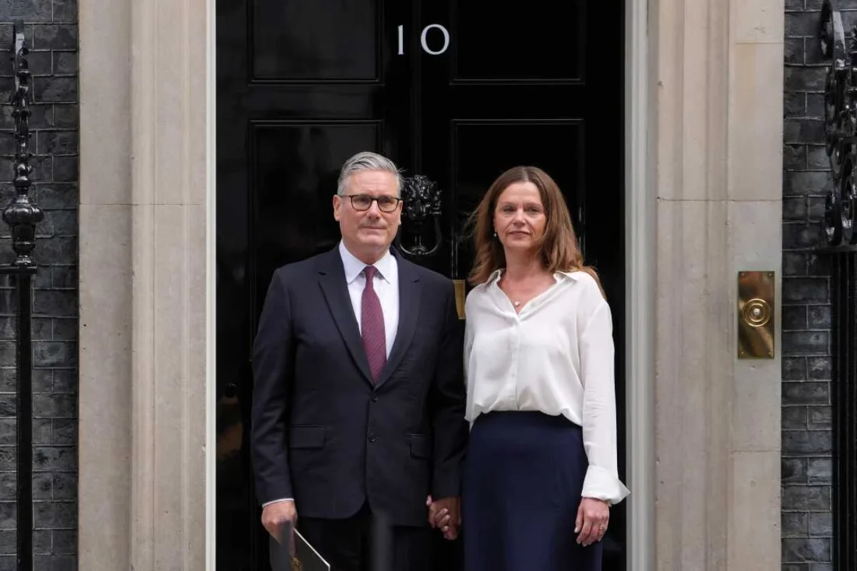 Junto a su esposa Victoria, Keir Starmer anunció su renuncia como primer ministro del Reino Unido