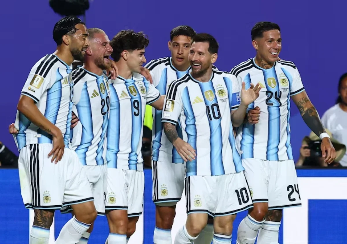 Argentina le ganó comodamente a Argelia en el debut por 3-0