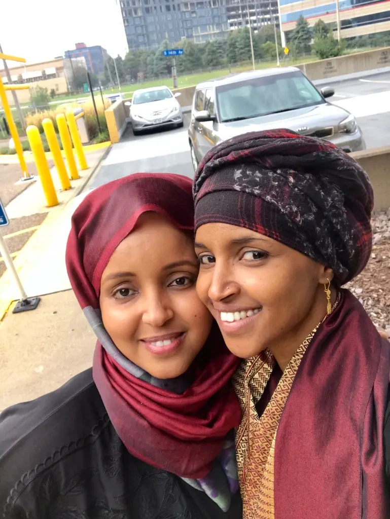 Los investigadores confiscaron el celular de la hermana de Ilhan Omar, el cual tendría pruebas que sustentan el proceso judicial
