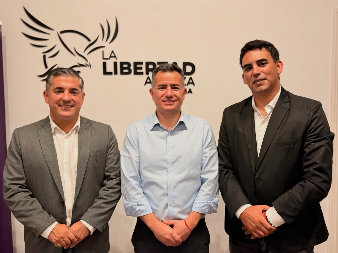 Gabriel Bornoroni junto a Guillermo Sfardini y Leonardo Posetto, referentes de La Libertad Avanza del departamento de San Justo