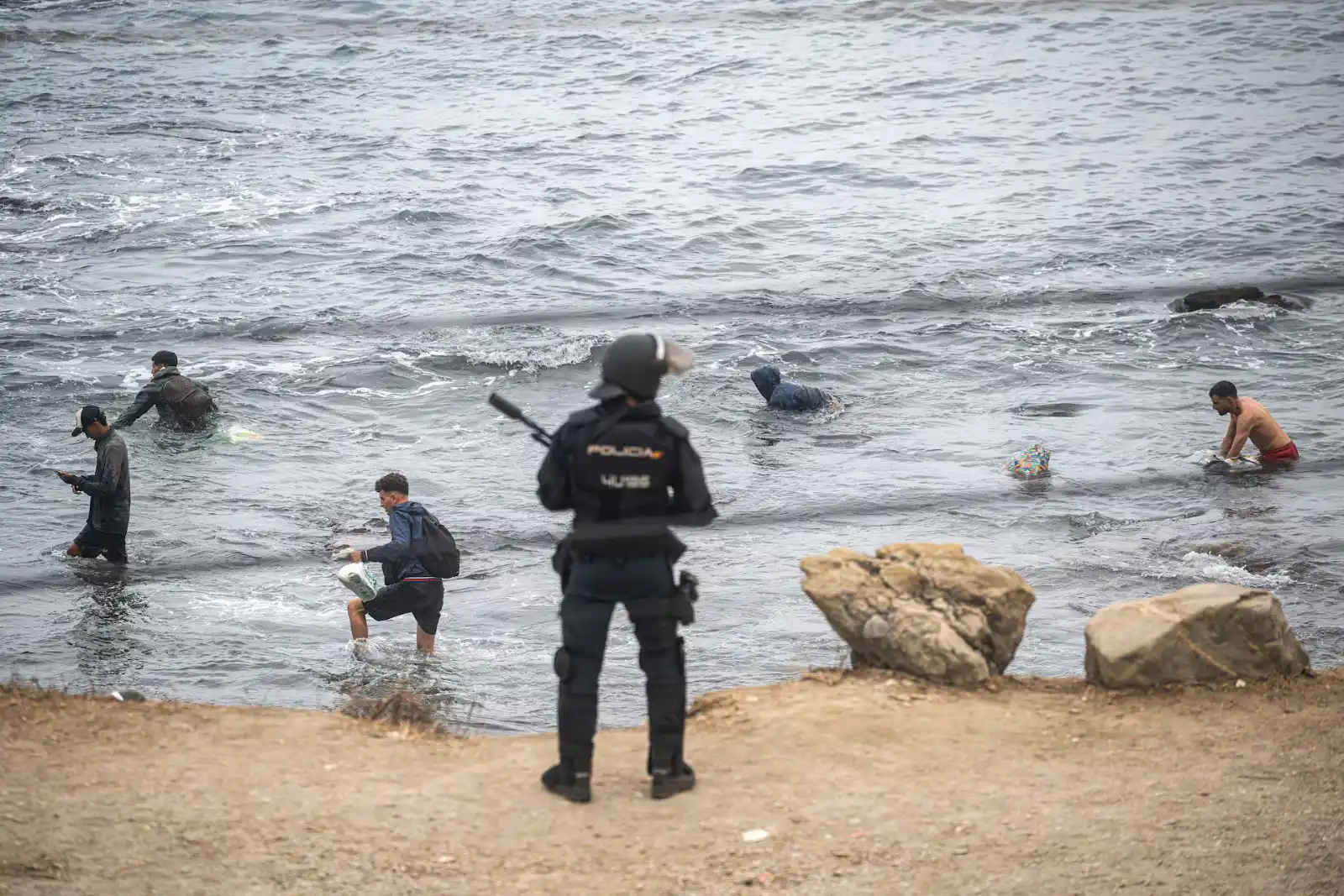 Italia y España acordaron levantar las restricciones migratorias tras la invasión musulmana en la Isla de Ceuta