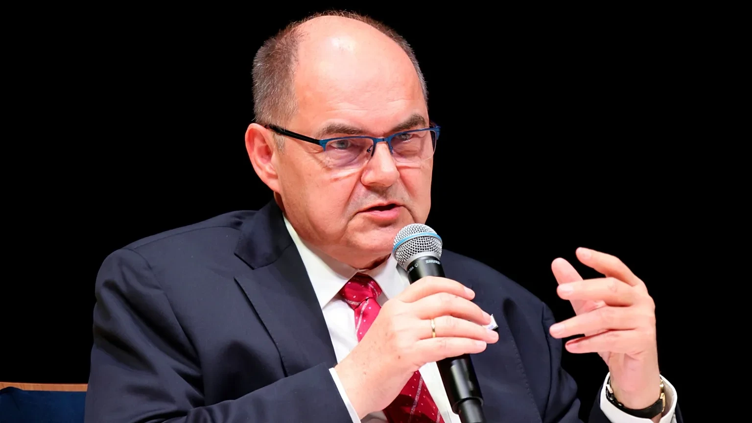 El socialdemócrata Christian Schmidt dimitió recientemente como Alto Representante y fue reemplazado por el estadounidense Louis Chrishock