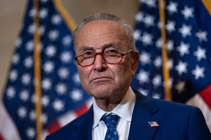 Los altos mandos demócratas, con Chuck Schumer a la cabeza, exigieron a Platner que suspenda su campaña de manera inmediata