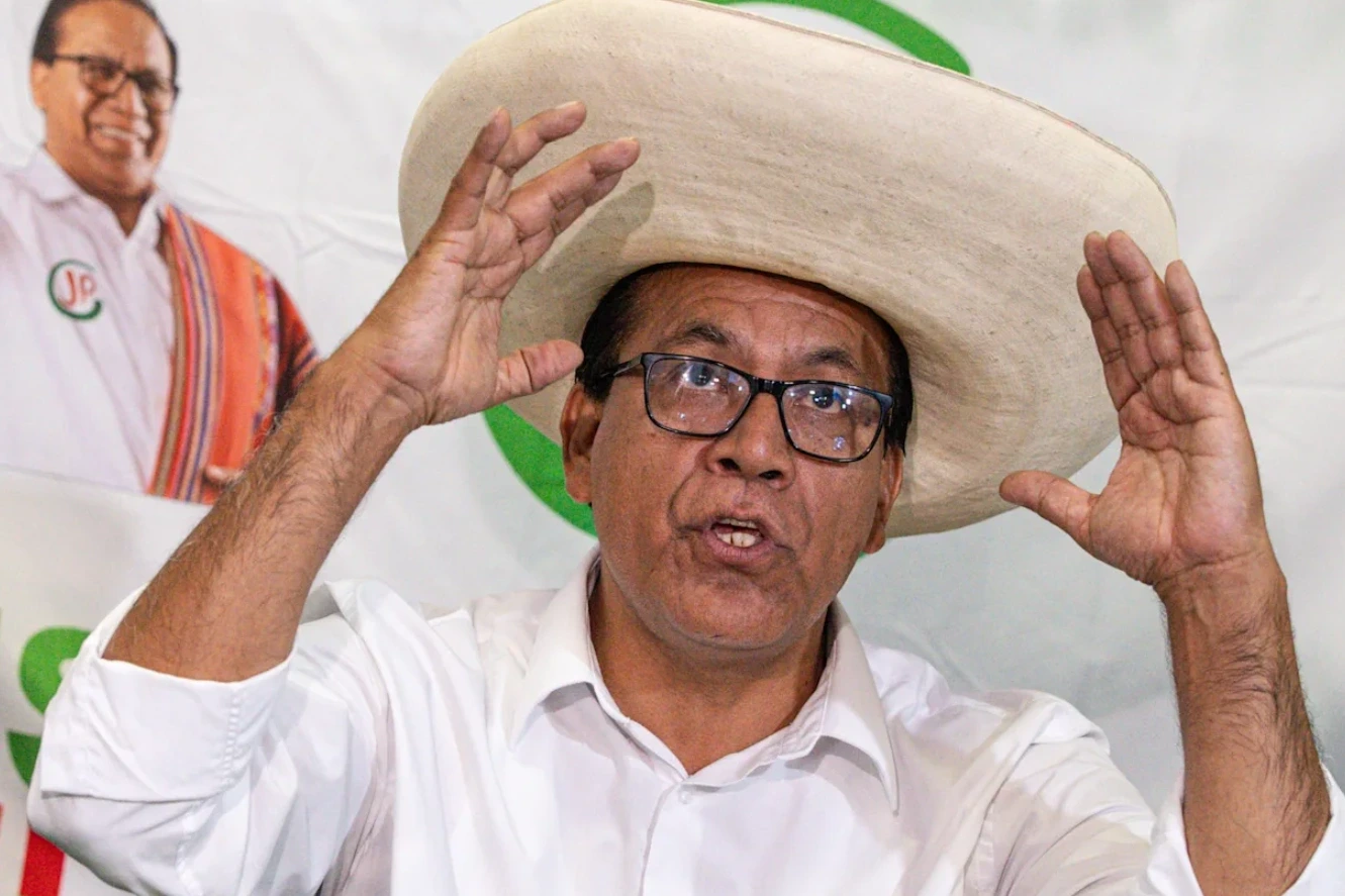 Sorpresa en Perú: se cuela en el balotaje el comunista indigenista pro-dictadura Roberto Sánchez