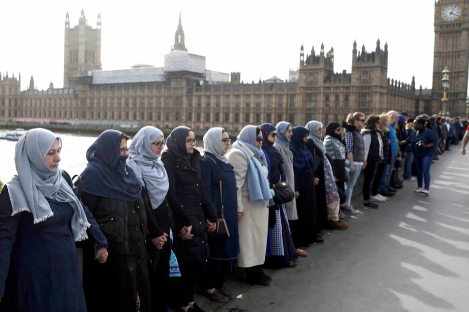 Irán convoca a ciudadanos en Reino Unido a “dar la vida en la batalla” y desata una crisis diplomática