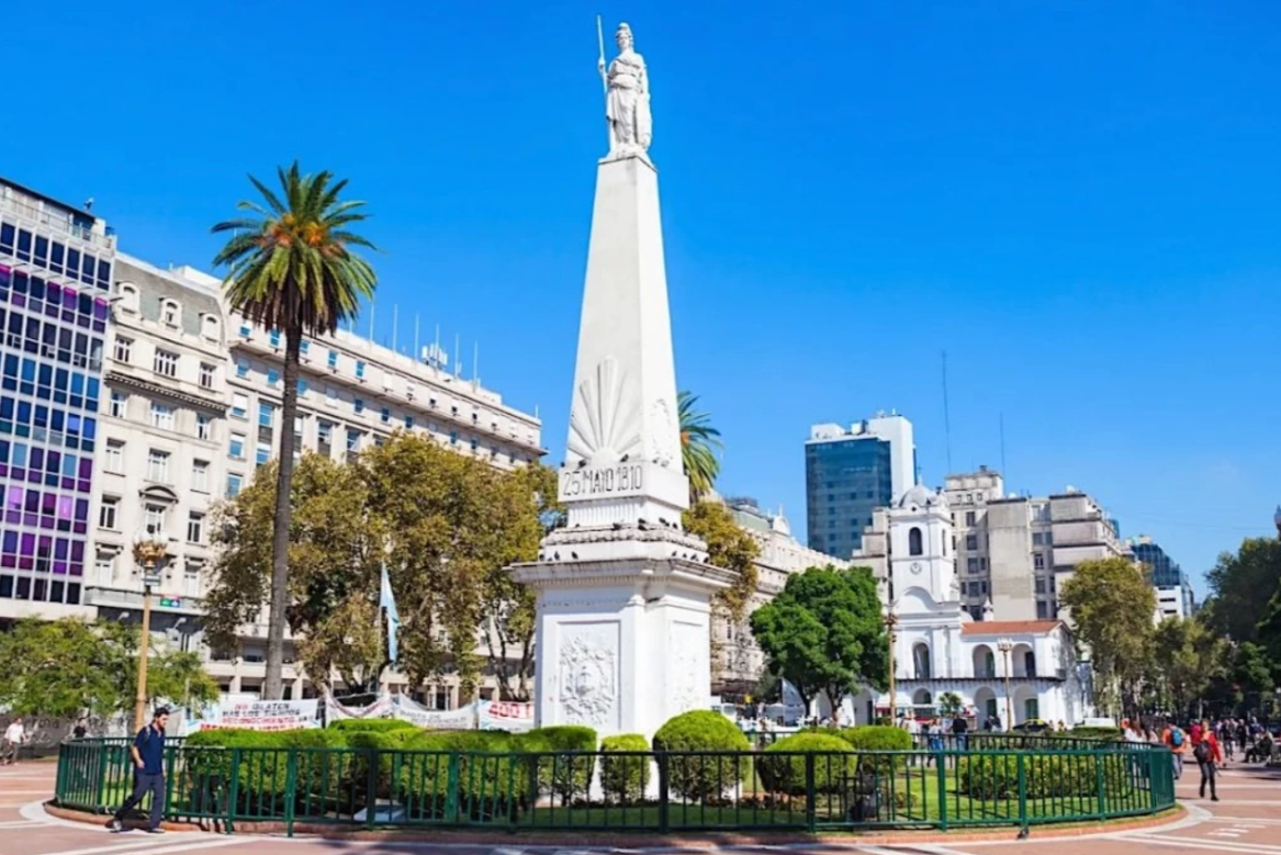 La historia detrás de la icónica Pirámide de Mayo