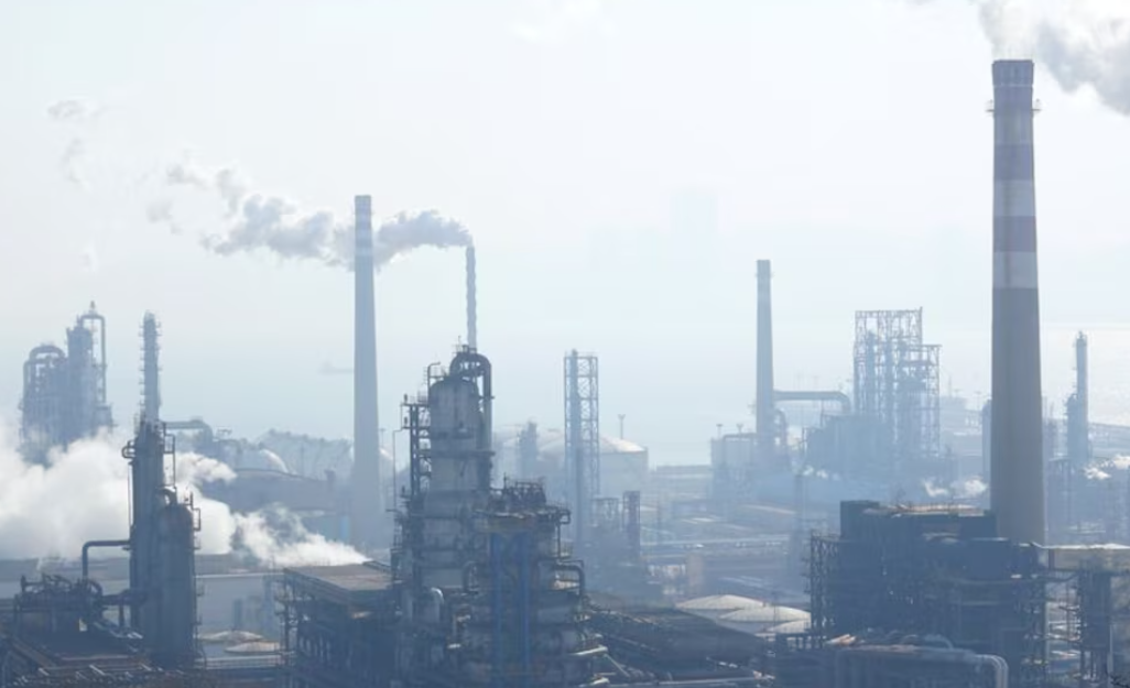 Suben los precios de los combustibles en China