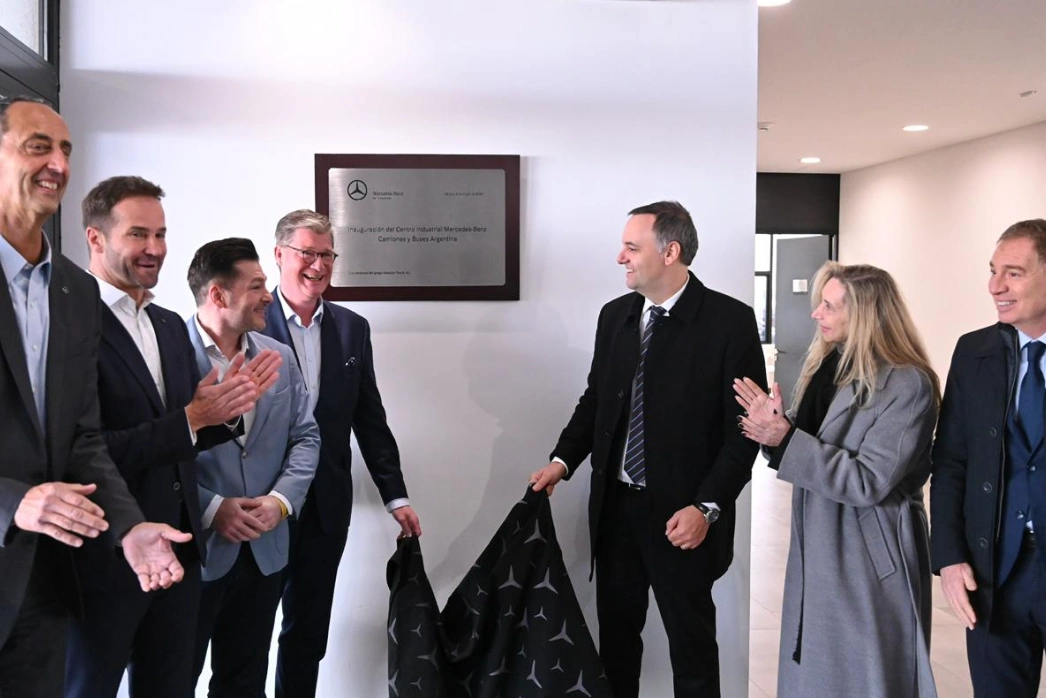Adorni celebró la nueva inversión de Mercedes-Benz y destacó el cambio económico impulsado por Milei