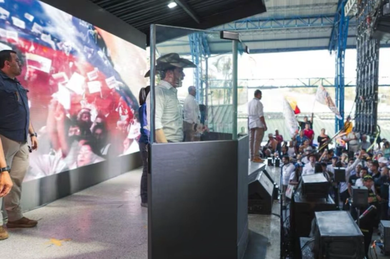 Un candidato colombiano dio un discurso con escudos y vidrio antibalas tras denunciar amenazas de muerte