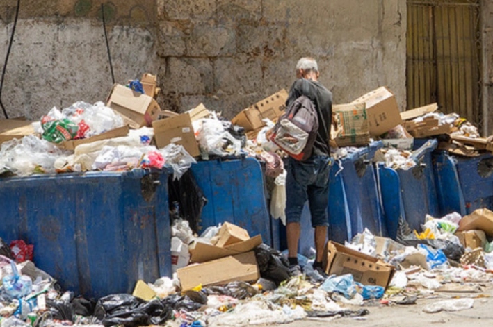 Crisis total en Cuba: miles de personas buscan comida en la basura para sobrevivir