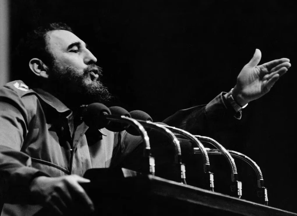 La Corte Suprema de Estados Unidos falló a favor de la empresa estadounidense Havana Docks Corporation y habilitó demandas vinculadas a propiedades confiscadas por la dictadura cubana tras la llegada al poder de Fidel Castro en 1959.  La decisión, aprobada por ocho votos contra uno, representa un fuerte revés judicial y político para el régimen comunista y podría abrir la puerta a miles de reclamos similares por parte de empresas y ciudadanos estadounidenses afectados por las nacionalizaciones masivas impulsadas por el castrismo.  El fallo fortalece la ofensiva de EEUU contra la dictadura cubana  El caso se desarrolló en medio de la creciente presión de la administración de Donald Trump contra el régimen cubano, en un contexto marcado por la crisis económica y humanitaria que atraviesa la isla.  Washington respaldó la demanda de Havana Docks Corporation contra importantes compañías de cruceros que utilizaron instalaciones portuarias confiscadas por la dictadura cubana décadas atrás.  La Casa Blanca considera este tipo de litigios como una herramienta estratégica para desalentar inversiones extranjeras en activos robados por el régimen comunista.  El juez Clarence Thomas, autor del fallo mayoritario, sostuvo que cualquier empresa o persona que utilice propiedades confiscadas por Cuba puede ser considerada responsable frente a ciudadanos estadounidenses con reclamos reconocidos sobre esos bienes.  La propiedad había sido confiscada por Fidel Castro  Havana Docks Corporation administraba muelles en La Habana bajo un contrato de 99 años firmado antes de la revolución cubana. Tras la llegada de Fidel Castro al poder, el régimen expropió las instalaciones y las transfirió al control estatal.  La Comisión de Liquidación de Reclamaciones Extranjeras de Estados Unidos certificó en 1971 que la empresa tenía derecho a una compensación de 9,1 millones de dólares, cifra que hoy equivale a cerca de 100 millones ajustados por inflación.  En total, Estados Unidos reconoce reclamos por unos 9.300 millones de dólares actuales vinculados a propiedades confiscadas por la dictadura cubana.  Trump reactivó las demandas contra Cuba  La Ley Helms-Burton, aprobada en 1996 tras el derribo de las avionetas de Hermanos al Rescate por parte del régimen cubano, permite demandar a empresas que “trafiquen” con propiedades confiscadas en Cuba.  Durante décadas, distintos presidentes estadounidenses suspendieron la aplicación de esa disposición. Sin embargo, Donald Trump decidió reactivarla en 2019 como parte de su endurecimiento contra La Habana.  Gracias a esa decisión, Havana Docks pudo avanzar judicialmente contra las compañías de cruceros que operaron en los muelles expropiados y transportaron a casi un millón de turistas hacia Cuba.  La Corte Suprema revierte un fallo favorable a las navieras  En 2022, un tribunal federal de Florida había condenado a las líneas de cruceros a pagar al menos 110 millones de dólares cada una por utilizar los muelles confiscados.  Posteriormente, la Corte de Apelaciones del 11° Circuito revocó esa sentencia al considerar que los derechos contractuales de Havana Docks habían expirado en 2004.  Sin embargo, ahora la Corte Suprema estadounidense revirtió esa interpretación y consideró suficiente que las empresas hayan utilizado una propiedad sobre la cual existía un reclamo reconocido por parte de ciudadanos estadounidenses.  El fallo puede impactar sobre cientos de empresas extranjeras  La decisión podría afectar a compañías internacionales que mantienen operaciones comerciales, turísticas o logísticas sobre activos confiscados por el régimen cubano desde la revolución de 1959.  Antes de la llegada del comunismo, empresas estadounidenses controlaban sectores estratégicos de la economía cubana, incluyendo ingenios azucareros, refinerías, telecomunicaciones, minería y puertos.  Tras la revolución, el régimen de Fidel Castro confiscó masivamente propiedades privadas sin compensación, consolidando un sistema económico estatal que permanece hasta hoy.  Crece la presión internacional sobre La Habana  El fallo se produce mientras Estados Unidos intensifica su ofensiva diplomática y económica contra el régimen cubano.  La administración Trump endureció las sanciones, amenazó con aranceles a países que exporten petróleo hacia Cuba y mantiene fuertes cuestionamientos sobre la situación de los derechos humanos y la falta de libertades políticas en la isla.  En paralelo, Washington busca aumentar la presión judicial y financiera sobre las estructuras económicas vinculadas al castrismo, incluyendo empresas estatales y actores internacionales que operan sobre bienes confiscados hace más de seis décadas.