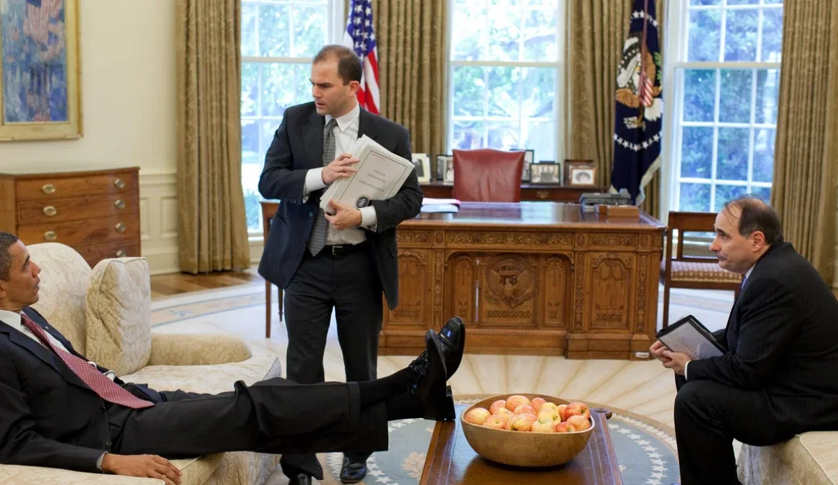 En plena caída libre del régimen cubano, el ex asesor de Seguridad Nacional de Obama salió a respaldar al castrismo