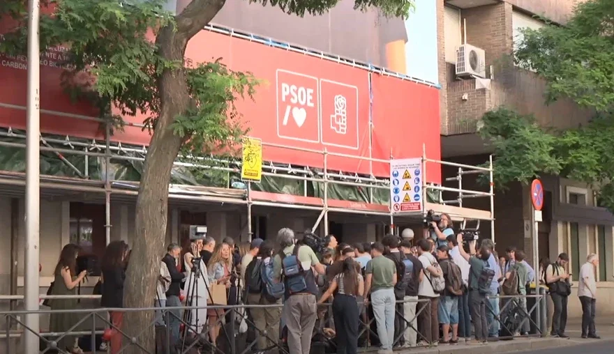 La Guardia Civil allanó la sede del PSOE en medio de un nuevo escándalo de corrupción del partido socialista