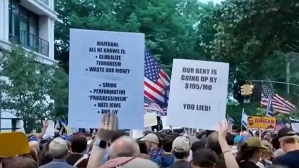 Manifestantes reclamaron la destitución de Zohran Mamdani por el aumento del antisemitismo en Nueva York