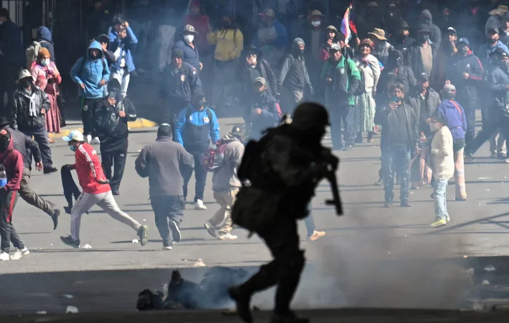 Bolivia expulsó a una dirigente comunista argentina por participar en protestas contra Rodrigo Paz