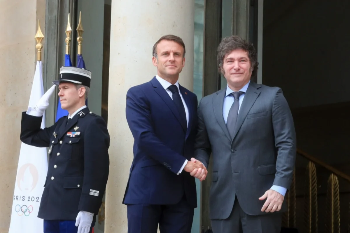Milei conquista París y deja al kirchnerismo atrapado en su propio pasado