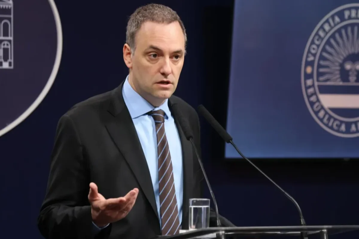 Manuel Adorni presentó su renuncia al Gobierno con una extensa carta: "Me retiro tranquilo y sereno"