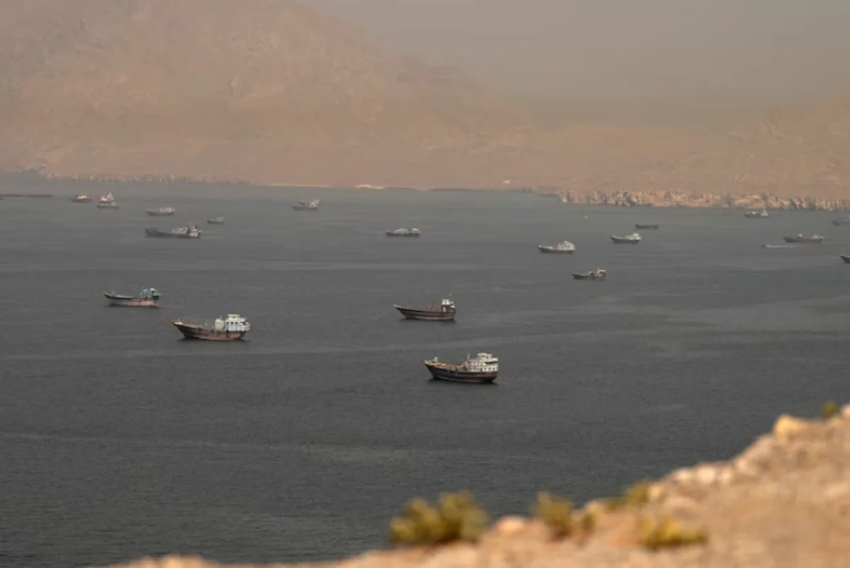 Irán insiste en cobrar por el paso en Ormuz y niega reuniones con Estados Unidos