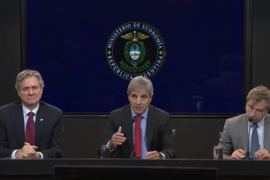 Luis "Toto" Caputo presentó un plan financiero para afrontar los vencimientos de deuda hasta 2027