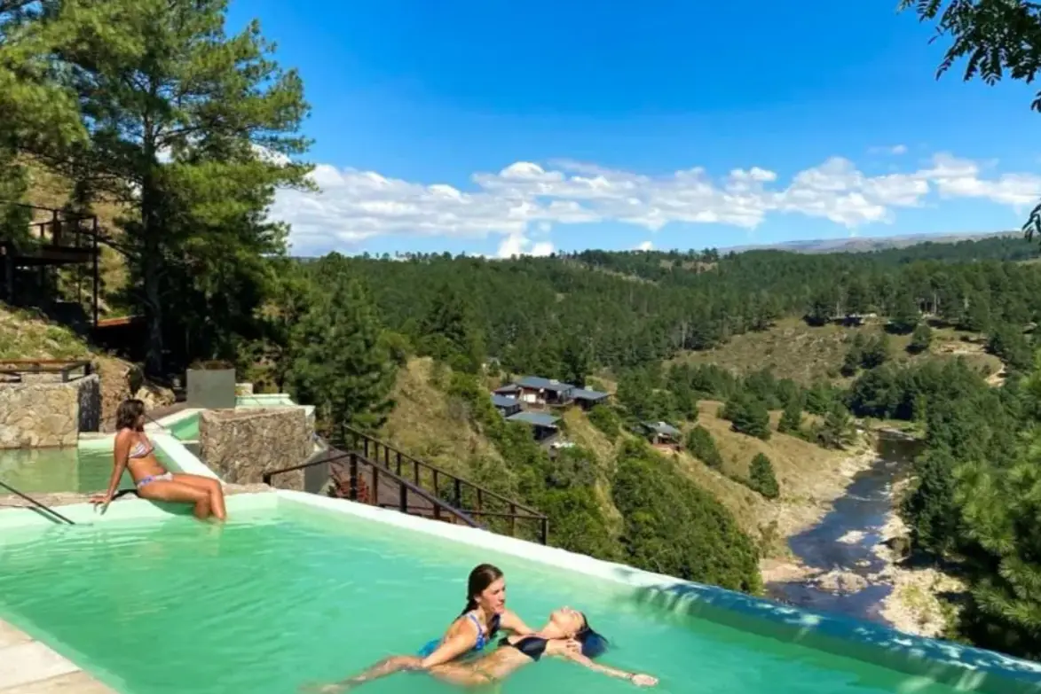 Córdoba termal: bienestar entre aguas minerales y paisajes serranos